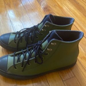 Unisex’ men’s size 10 women’s size 12 fleece lined sneaker boots.